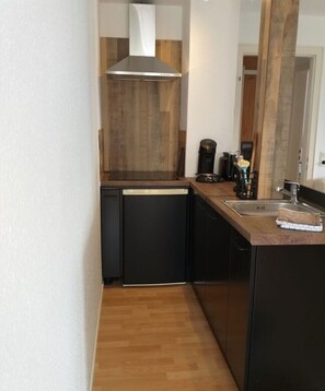 Fridge, microwave, stovetop, coffee/tea maker