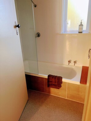 Hair dryer, towels, soap, toilet paper - Greytown Farmhouse in the Heart of the Wairarapa (Greytown)