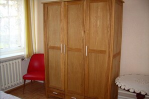 2 bedrooms, iron/ironing board, free WiFi