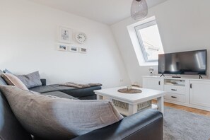 Smart-tv, een open haard en boeken