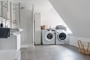 Dusche, Haartrockner, Handtücher
