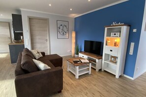 TV connectée, livres, chaîne hi-fi