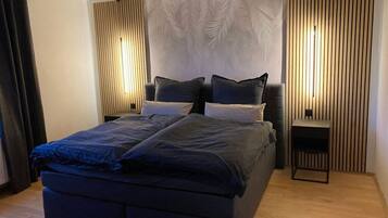 5 Schlafzimmer, Schreibtisch, Bügeleisen/Bügelbrett, Reisekinderbett