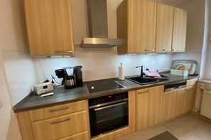 Kylskåp, mikrovågsugn, ugn och spishäll