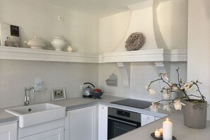 Kylskåp, ugn, spishäll och diskmaskin