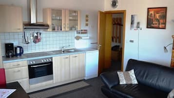 Fernseher, Kamin, Stereoanlage