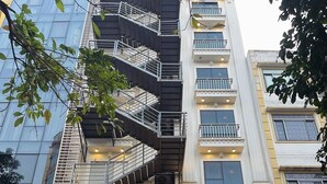 Un hôtel dont l’enseigne lumineuse affiche l’inscription « Hoang Anh My Dinh Hotel ».