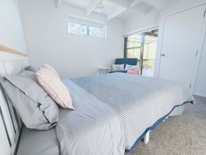 1 bedroom, free WiFi, bed sheets - Family room with door lock and self bathroom with bush view (Auckland)