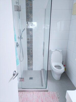 Shower, hair dryer, towels, soap - Family room with door lock and self bathroom with bush view (Auckland)