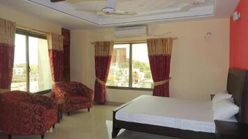 Deluxe Double Room | Soundproofing, iron/ironing board, free WiFi