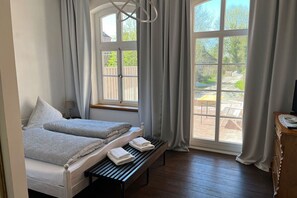 Iron/ironing board, free WiFi, bed sheets