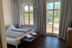 Iron/ironing board, free WiFi, bed sheets