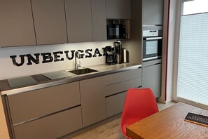 Kylskåp, mikrovågsugn, ugn och spishäll