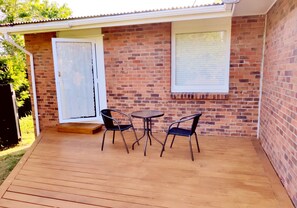 Outdoor dining - Separate Entry Cosy Bedroom with private bathroom (Auckland)