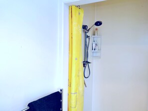 Dusj, hårføner, håndklær og såpe