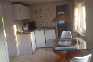 Fridge, oven, stovetop, coffee/tea maker