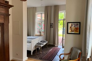 Bureau, fer et planche à repasser, Wi-Fi gratuit, draps fournis