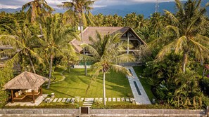 Property grounds - Beachfront Dream Villa Direct at the Beach! (Gegorgak)