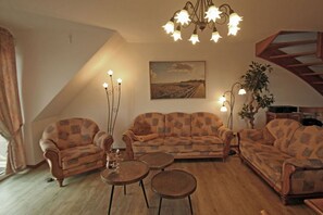 TV connectée, lecteur de DVD, livres, chaîne hi-fi