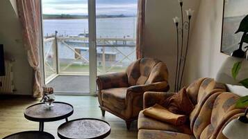 Smart-TV, DVD-Player, Bücher, Stereoanlage