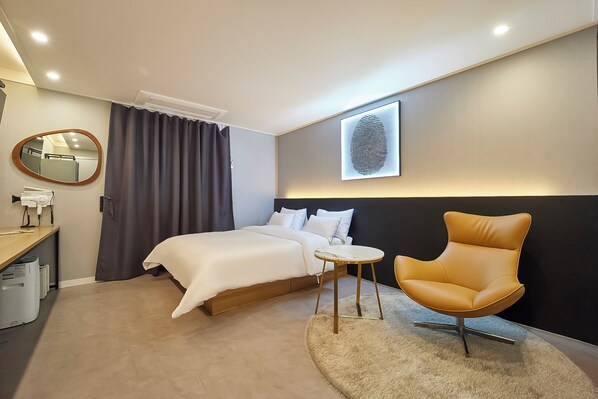 Deluxe Room, 1 Queen Bed, Private Bathroom