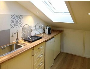 Fridge, microwave, oven, stovetop - Villa Carefree Suite (Grassau)