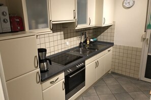 Frigorifero, microonde, forno, piano cottura