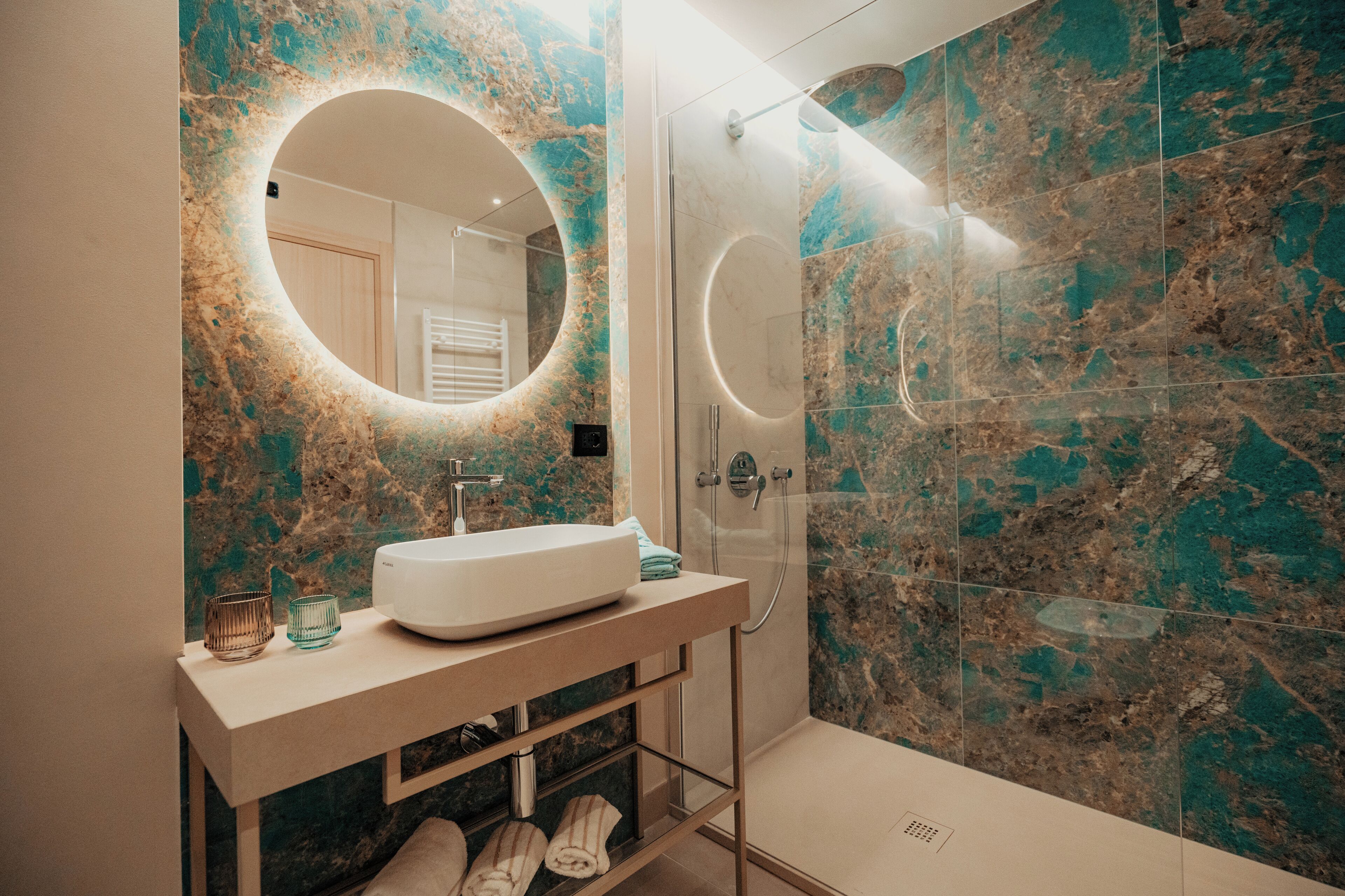 Combined shower/bathtub, rainfall showerhead, eco-friendly toiletries