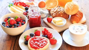 Café da manhã com buffet todos os dias (EUR 12 por pessoa)