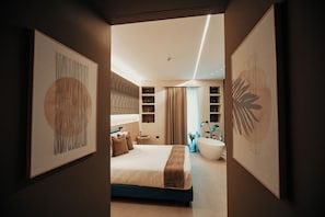 Un dormitorio moderno con una cama grande, una bañera integrada y un diseño minimalista.
