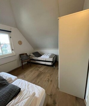 3 bedrooms, iron/ironing board, internet