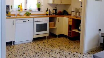 Fridge, oven, stovetop, dishwasher