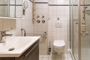 Douche, sèche-cheveux, serviettes fournies