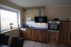 Réfrigérateur, four à micro-ondes, un four, surface de cuisson