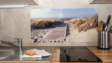 Kühlschrank, Mikrowelle, Herdplatte, Wasserkocher mit Kaffee-/Teezubehör