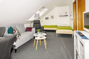 1 Schlafzimmer, Schreibtisch, Bügeleisen/Bügelbrett, Reisekinderbett