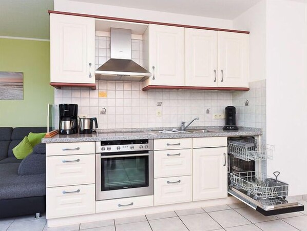 Frigorifero, microonde, forno, piano cottura