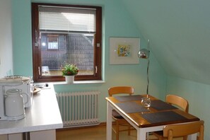 Kühlschrank, Mikrowelle, Herdplatte, Wasserkocher mit Kaffee-/Teezubehör