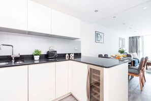 Kjøleskap, mikrobølgeovn, ovn og kokeplater