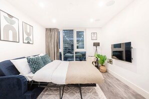 2 soverom, skrivebord, strykejern/-brett og reiseseng for barn