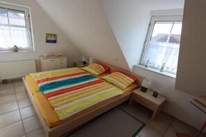 2 bedrooms, iron/ironing board, travel cot, free WiFi - Wattlöper left Modern retreat (Wittmund)