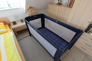2 bedrooms, iron/ironing board, travel cot, free WiFi