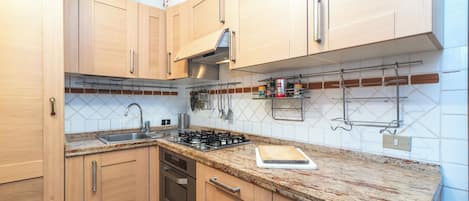 ثلاجة، فرن، موقد طهي مسطح، غسالة أطباق