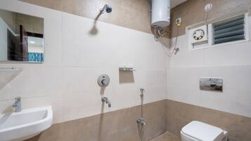 Classic Apartment | Bathroom | Free toiletries