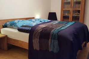 1 bedroom, bed sheets