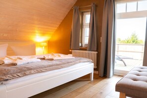 4 bedrooms, iron/ironing board, internet, bed sheets