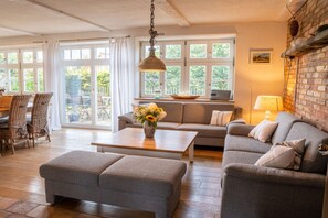 Fernseher, Kamin, DVD-Player, Stereoanlage