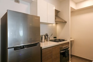 Frigorifero, microonde, forno, piano cottura