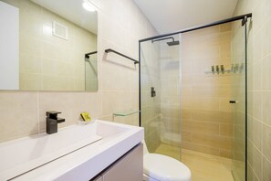 Bruser, hårtørrer, håndklæder