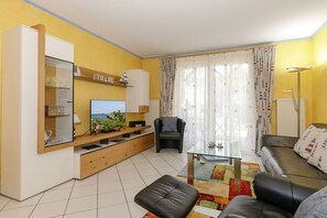 Smart TV, DVD player, livros